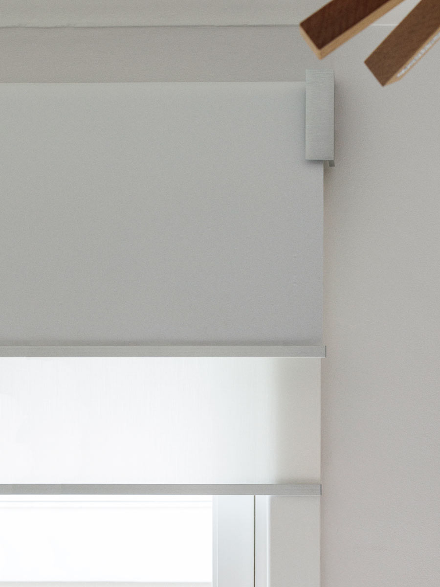 V01 Roller Blind System - battery motorised  Finish: Alu 
Interior design: KM Design