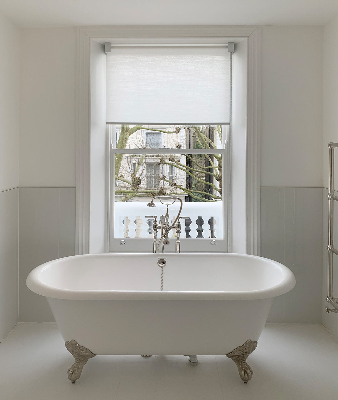 Contemporary roller blind for luxury bathroom in white