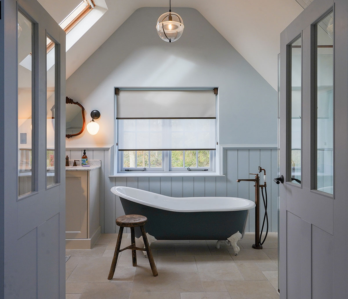 Project: Cotswolds  2 x V01 Roller Blind Systems - manual  Finish: Aged Bronze 
Interior design: Studio Cache