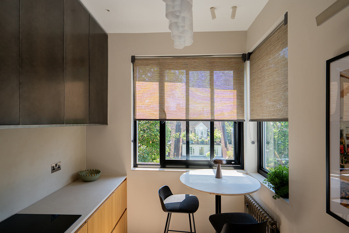 Project: Chelsea - London  V01 Roller Blind System - manual  Finish: Ironwork / Fabric: Kai Crush Sand 
Interior design: Atelier Chelsea Design