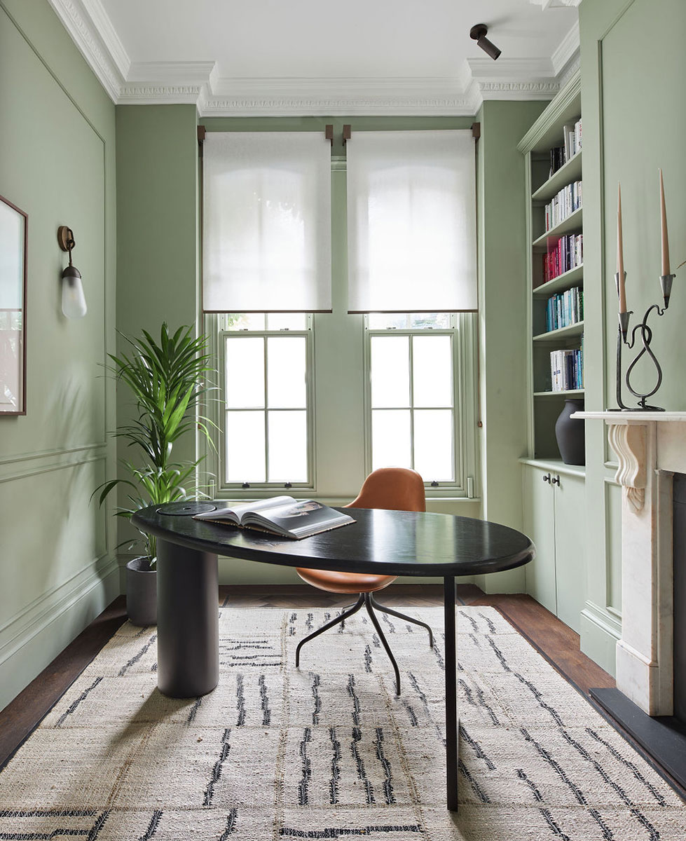 Project: Clapham / London  V01 Roller Blind System - manual  Finish: Urban Bronze / Fabric: Dassia Tr Champagne  Interior design: Veves Interior Design  Photography: Mikey Reed