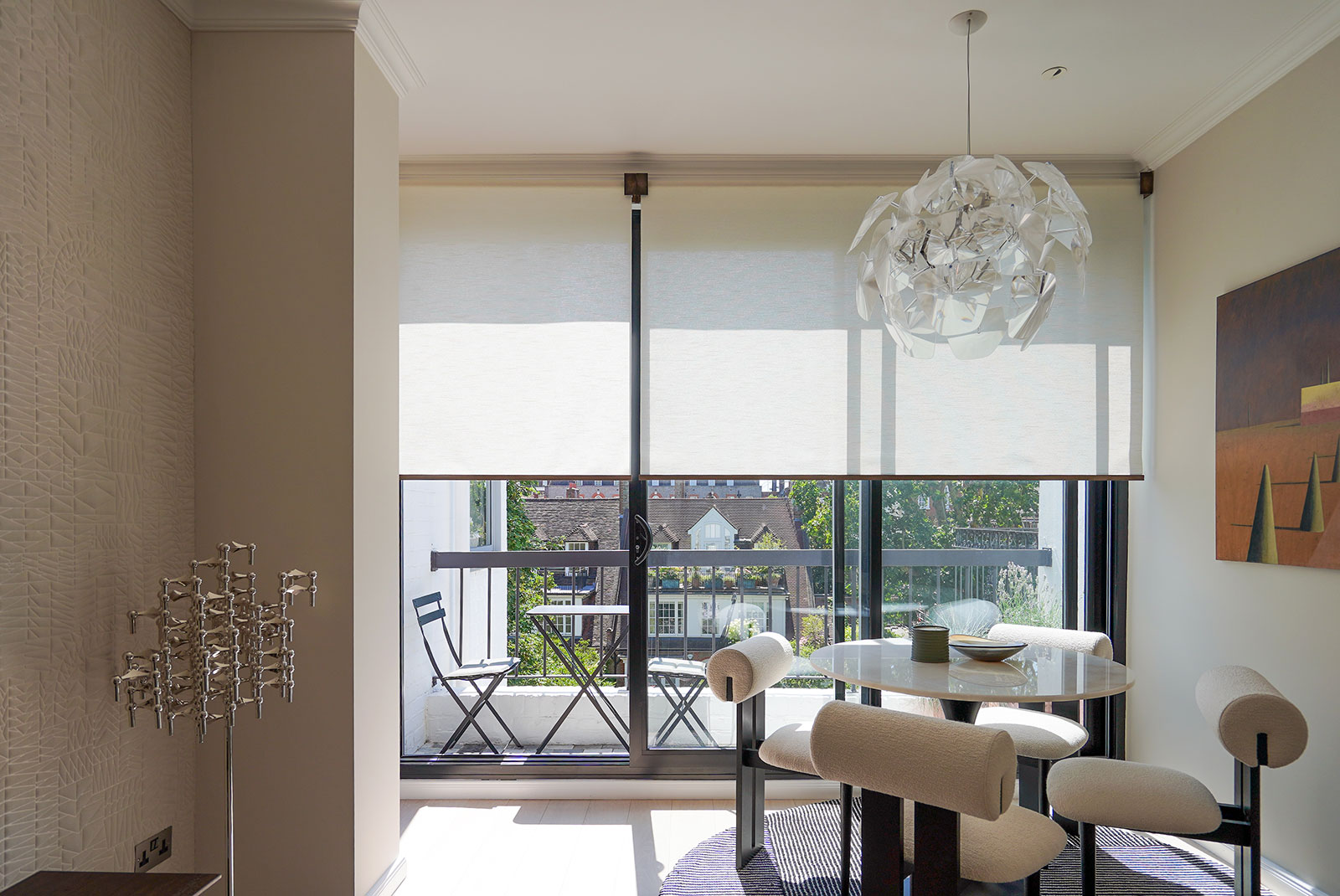 Project: Chelsea - London  V01 Roller Blind System - battery motorised  Finish: Aged Bronze / Fabric: Couture White 
Interior design: Atelier Chelsea Design