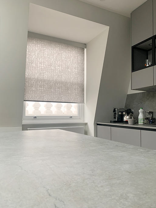 Project: Notting Hill, London V03 Roller Blind System, manual Finish: Frosted Silver