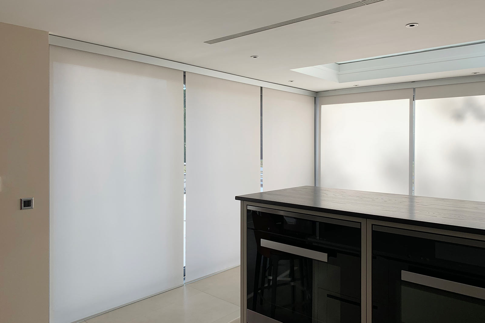 Project: Shenfield V03 Roller Blind System - motorised, Control4 Finish: Frosted Silver Fabric: Melika Almond TR
Interior design: Raspberry Interior Design