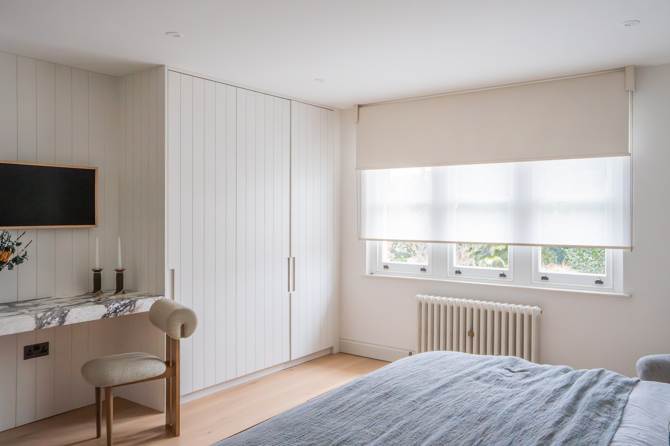 Project: Chiswich V01 Double Roller Blind System - manual Finish: Limestone
Interior design: NW3 Interiors