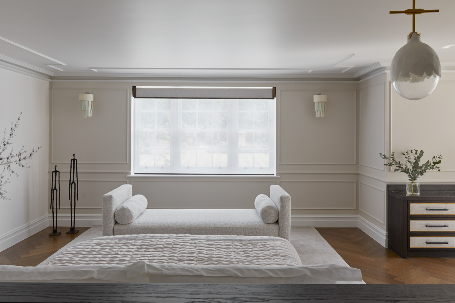 Project: Sevenoaks V01 Double Roller Blind System - motorised Finish: Aged Bronze
Interior design: NW3 Interiors Photography: Kasia Fiszer