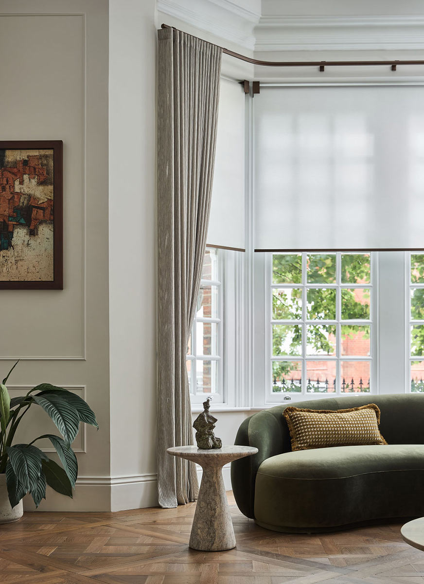 Project: Hampstead / London  V01 Roller Blind System - battery motorised  Finish: Urban Bronze / Fabric: Melika TR Almond  Interior design: Veves Interior Design  Photography: Mikey Reed