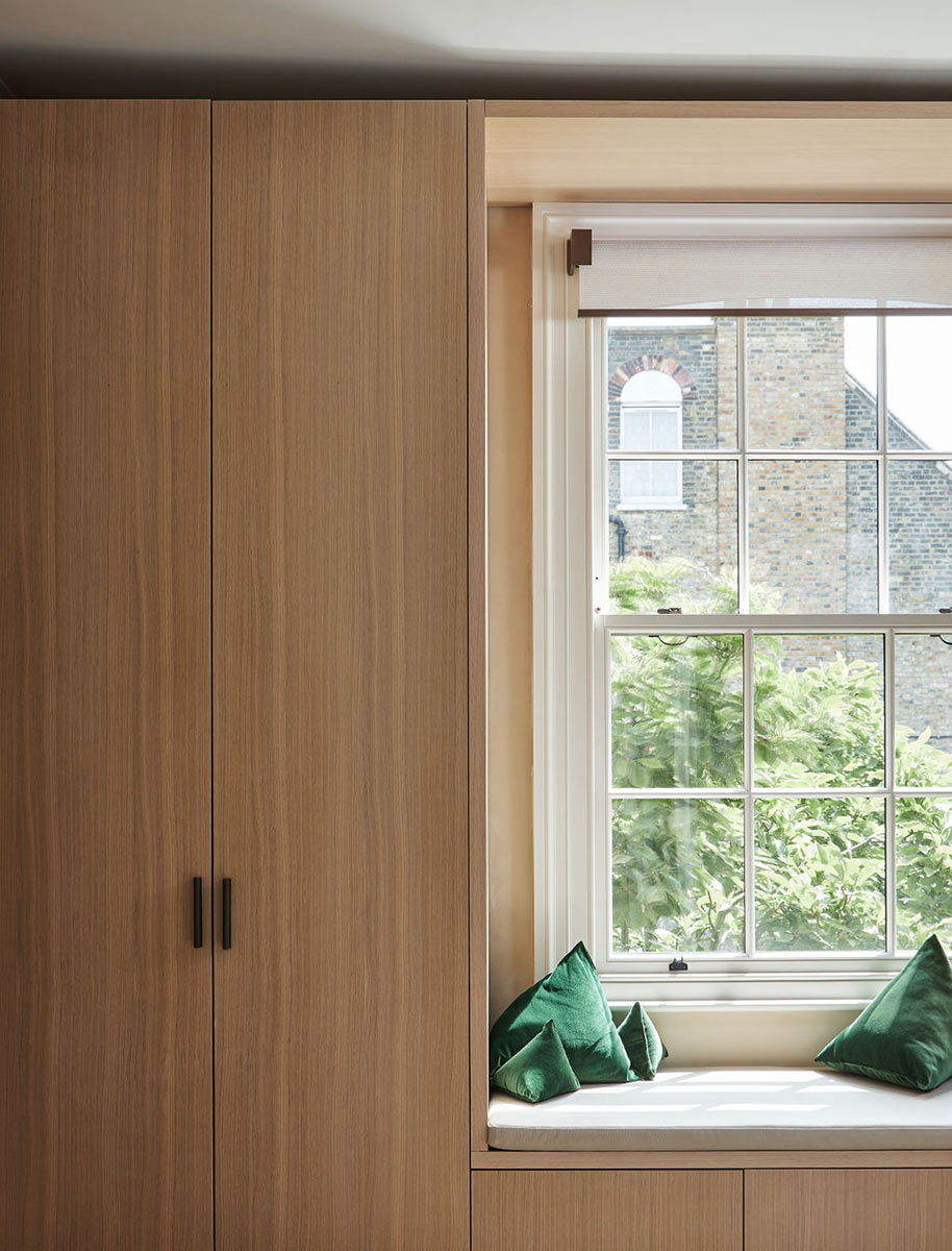 Project: Clapham / London  V01 Roller Blind System - manual  Finish: Urban Bronze / Fabric: Melika TR Almond  Interior design: Veves Interior Design  Photography: Mikey Reed