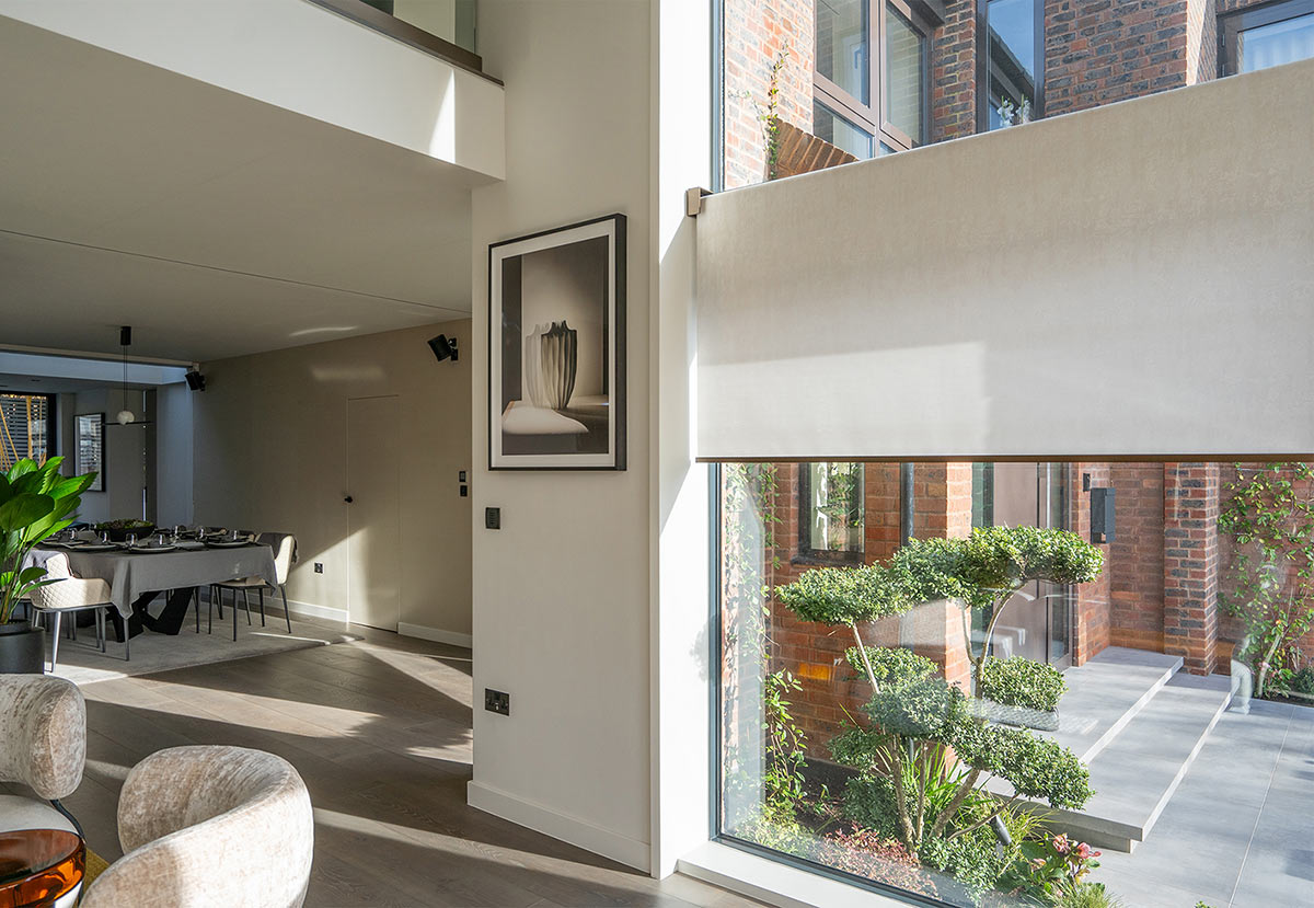 Project: Hampstead  V01 Roller Blind System - motorised  Finish: Urban Bronze / Fabric: Dassia TR Champagne