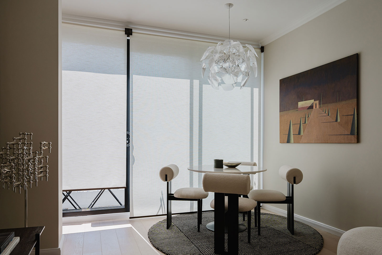 Project: Chelsea - London  V01 Roller Blind System - battery motorised  Finish: Aged Bronze / Fabric: Couture White 
Interior design: Atelier Chelsea Design