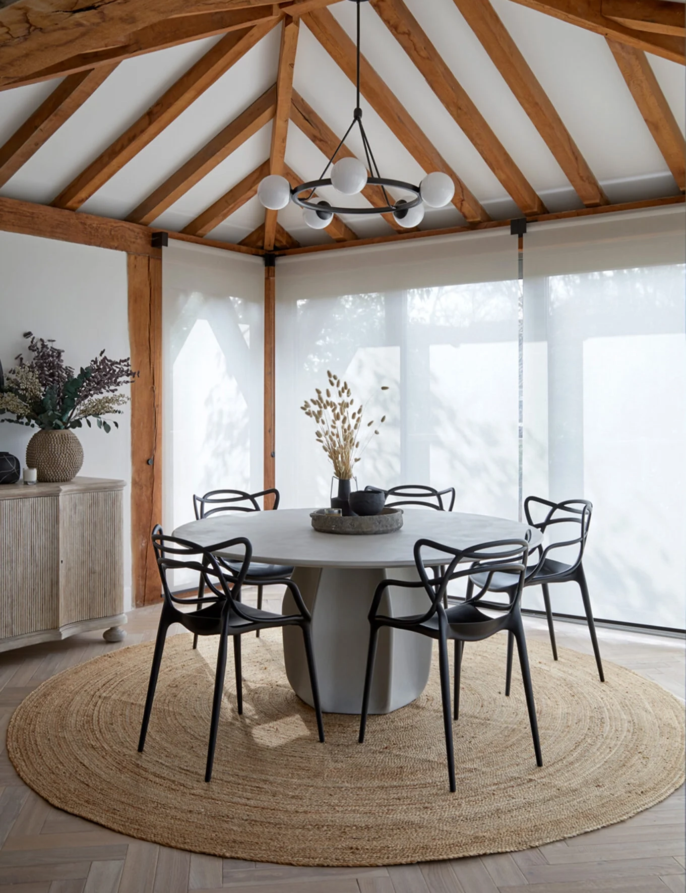 Project: Maltings Chase  V01 Roller Blind System - manual  Finish: Obsidian / Fabric: Palazzo Gardenia 
Interior design: Raspberry Interiors  Photography: Anna Stathaki Photography